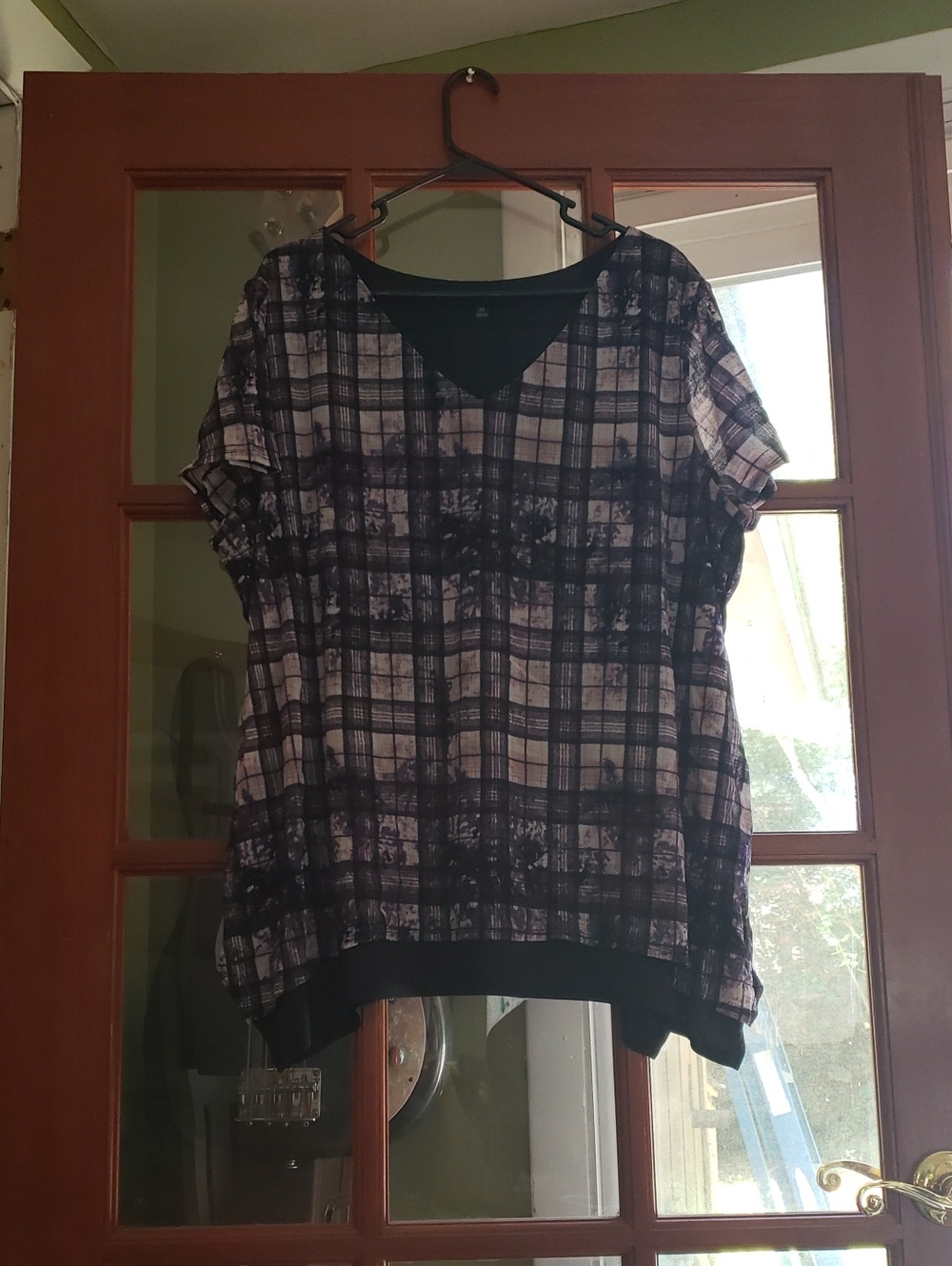 Simply Vera Vera Wang Black and Purple Plaid Short Sleeve V‑Neck Top